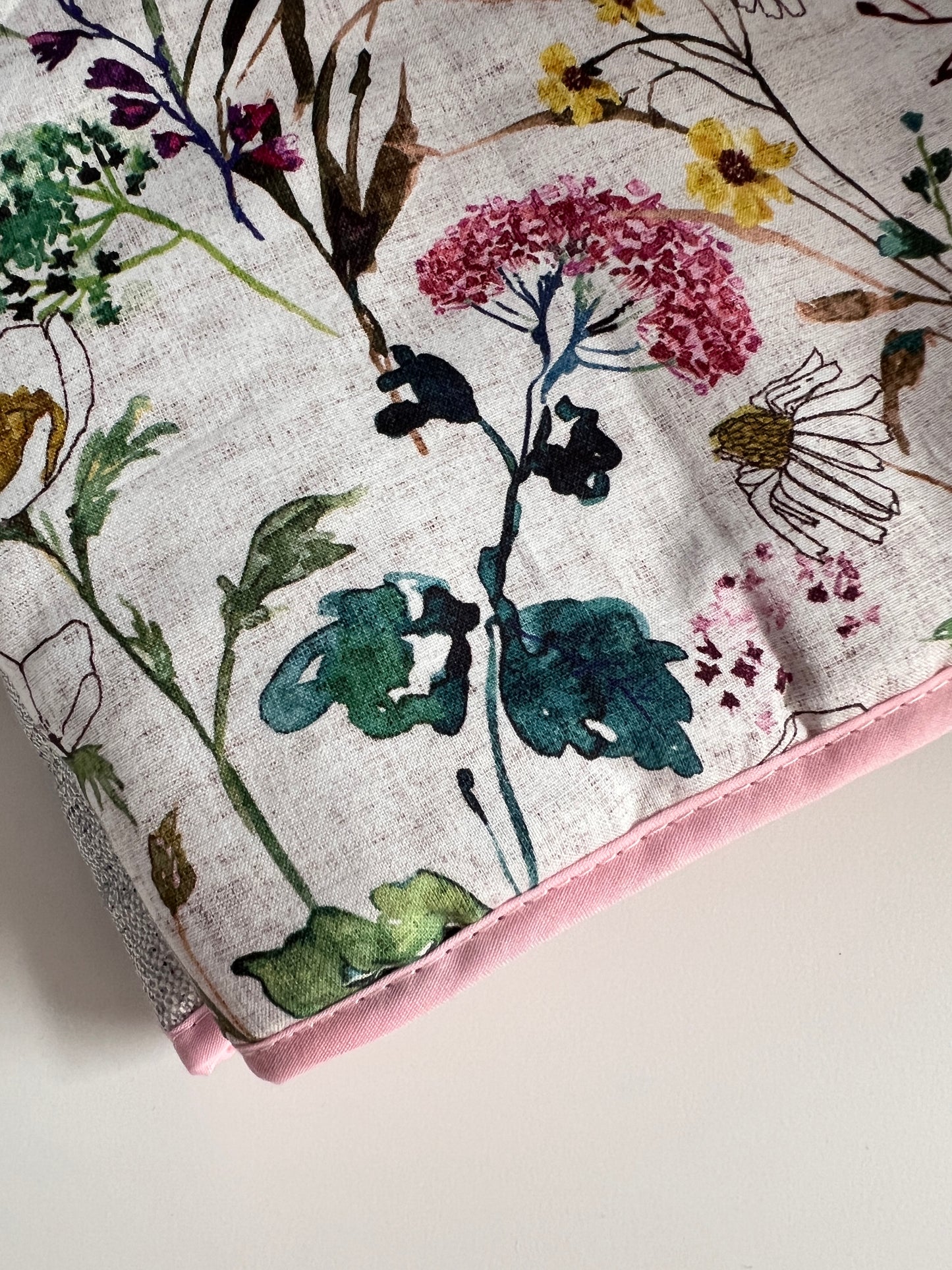 Funda gris flores silvestres sesgo rosado