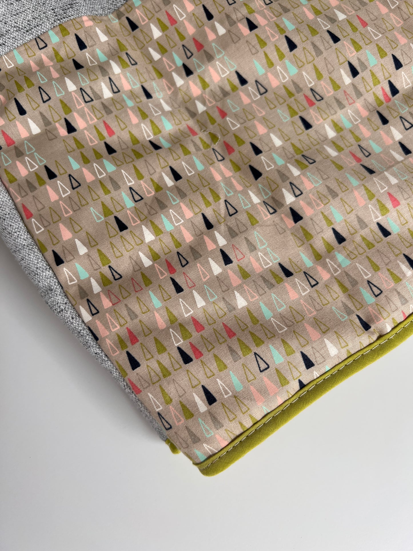 Funda gris triángulos sesgo verde